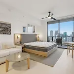 New Luxury Bay View Downtown Studio